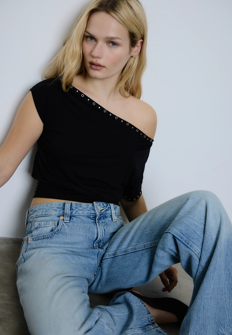 Асимметричная футболка с заклепками