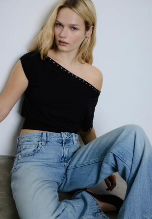 Асимметричная футболка с заклепками- Заказать в России