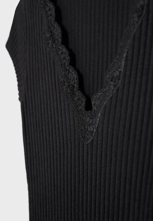 Футболка в рубчик с V-образным вырезом и кружевом- Заказать в России