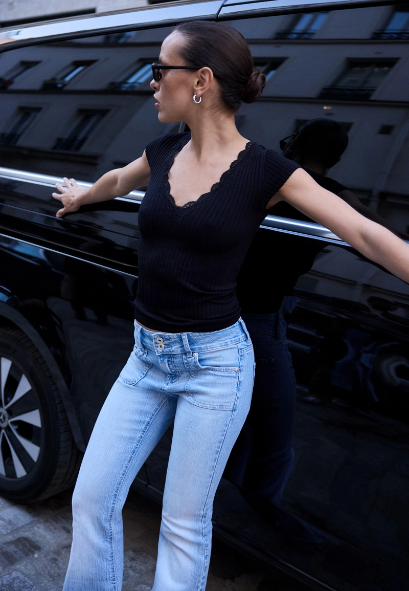 Футболка в рубчик с V-образным вырезом и кружевом