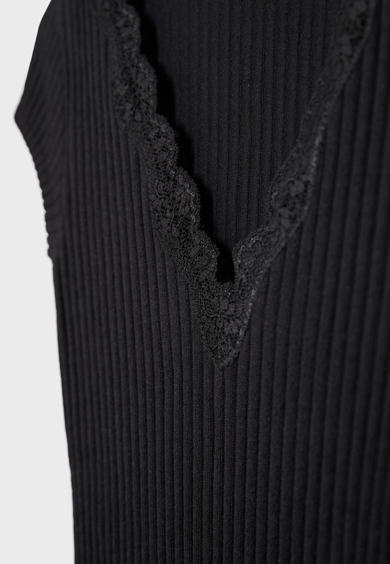 Футболка в рубчик с V-образным вырезом и кружевом