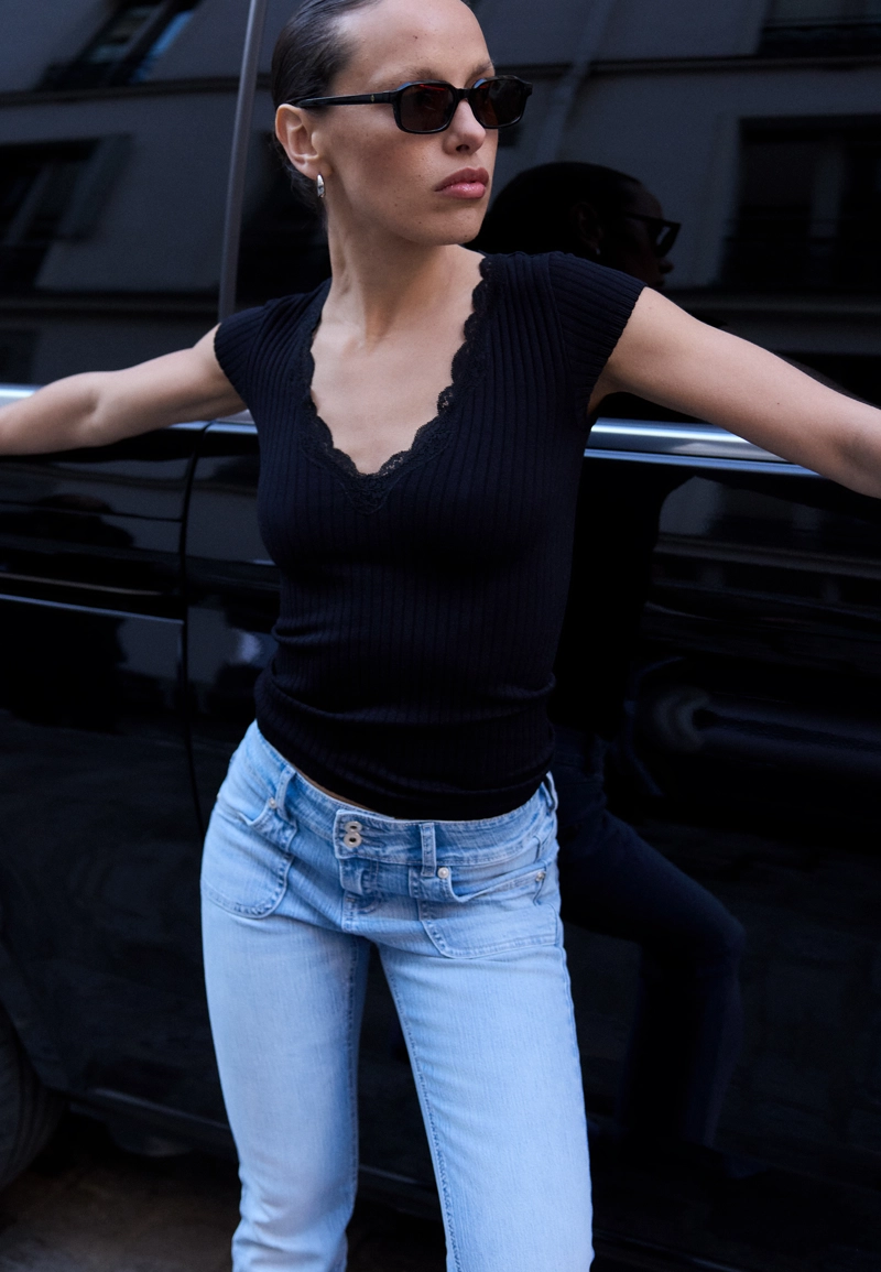 Футболка в рубчик с V-образным вырезом и кружевом