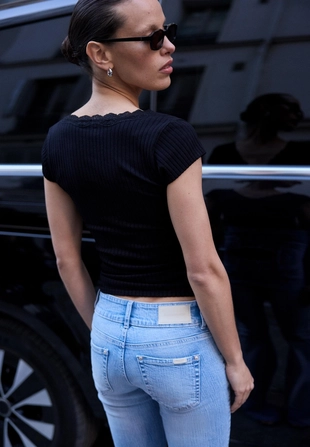 Футболка в рубчик с V-образным вырезом и кружевом- Заказать в России