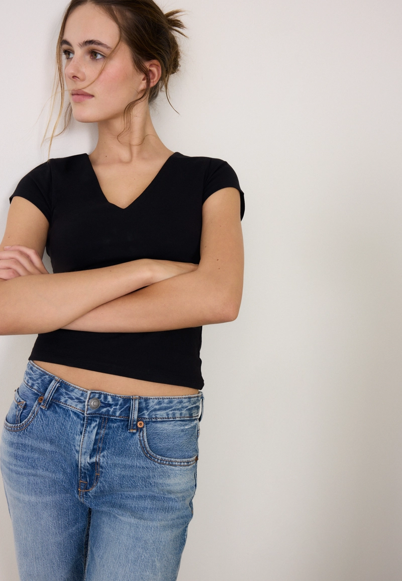 Футболка с короткими рукавами и V-образным вырезом