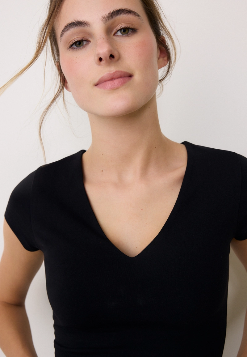 Футболка с короткими рукавами и V-образным вырезом