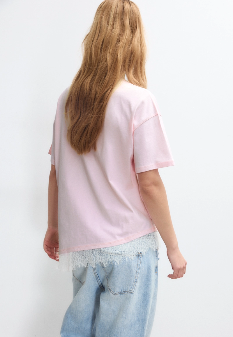 Футболка с короткими рукавами и кружевной отделкой по низу