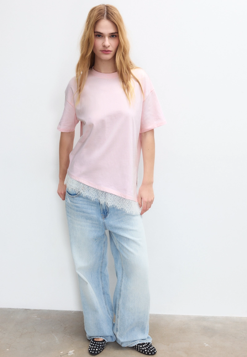 Футболка с короткими рукавами и кружевной отделкой по низу