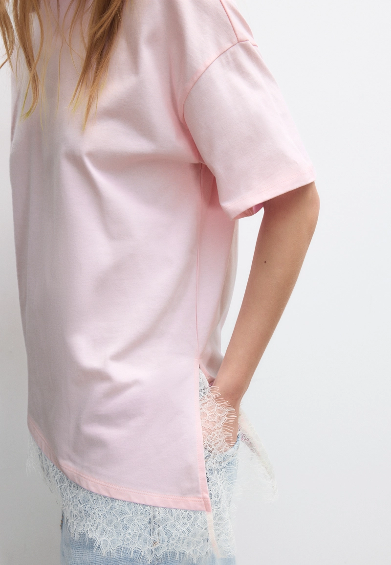 Футболка с короткими рукавами и кружевной отделкой по низу