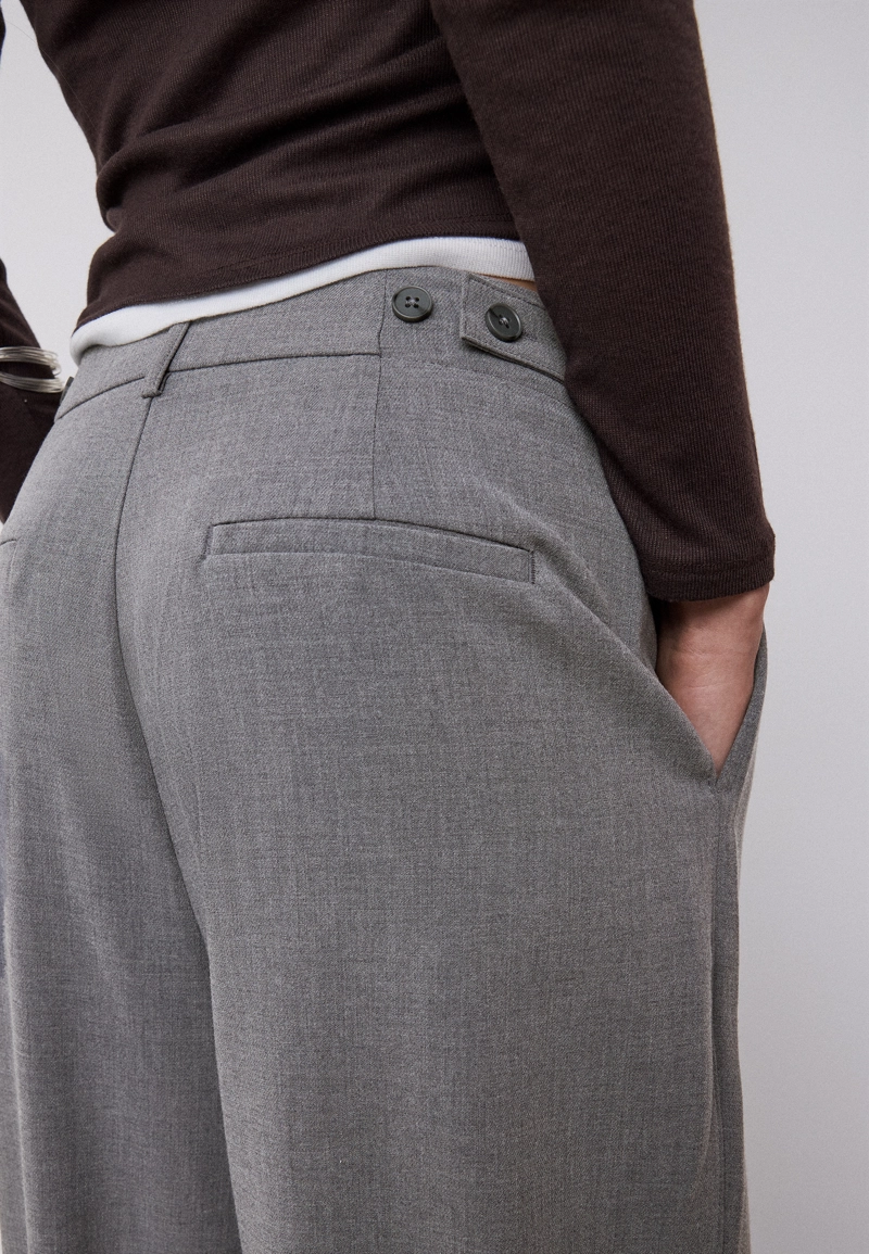 Регулируемые брюки очень широкого кроя