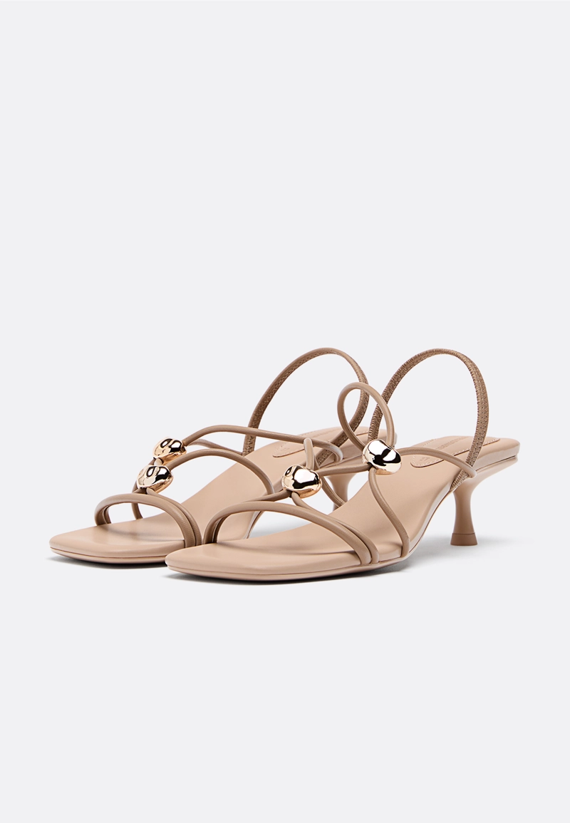 Босоножки на среднем тонком каблуке, с металлической отделкой