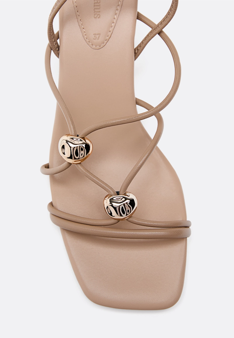 Босоножки на среднем тонком каблуке, с металлической отделкой