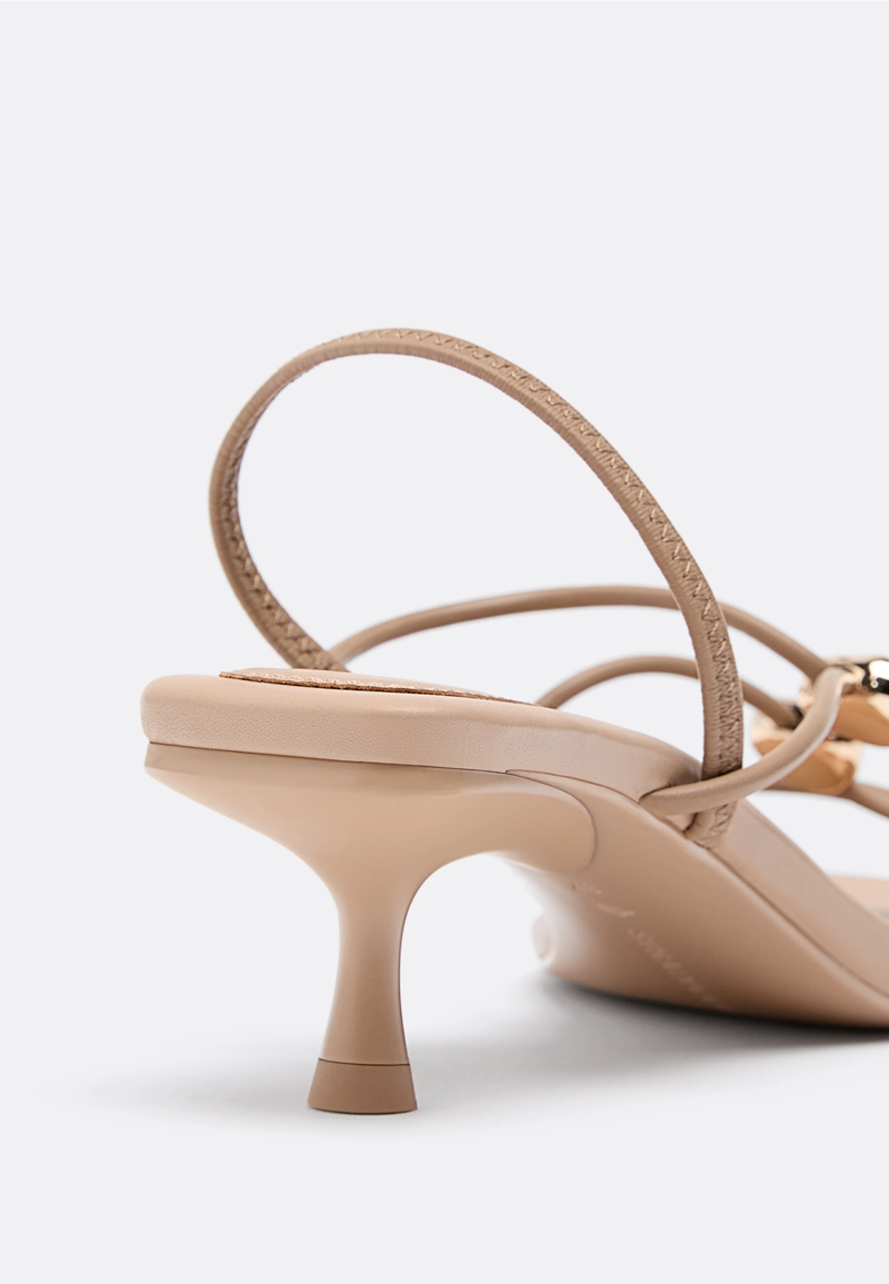 Босоножки на среднем тонком каблуке, с металлической отделкой