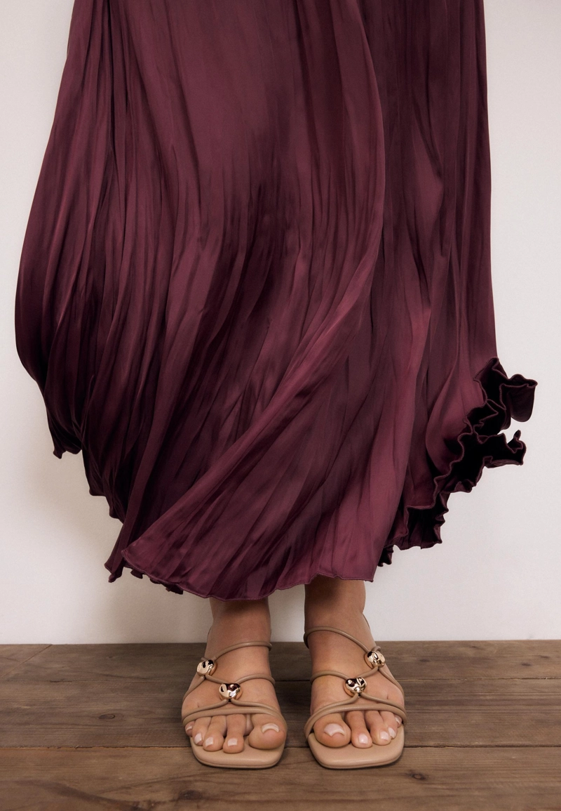 Босоножки на среднем тонком каблуке, с металлической отделкой