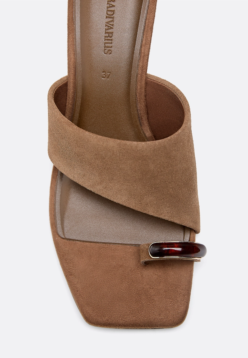 Кожаные босоножки на среднем тонком каблуке