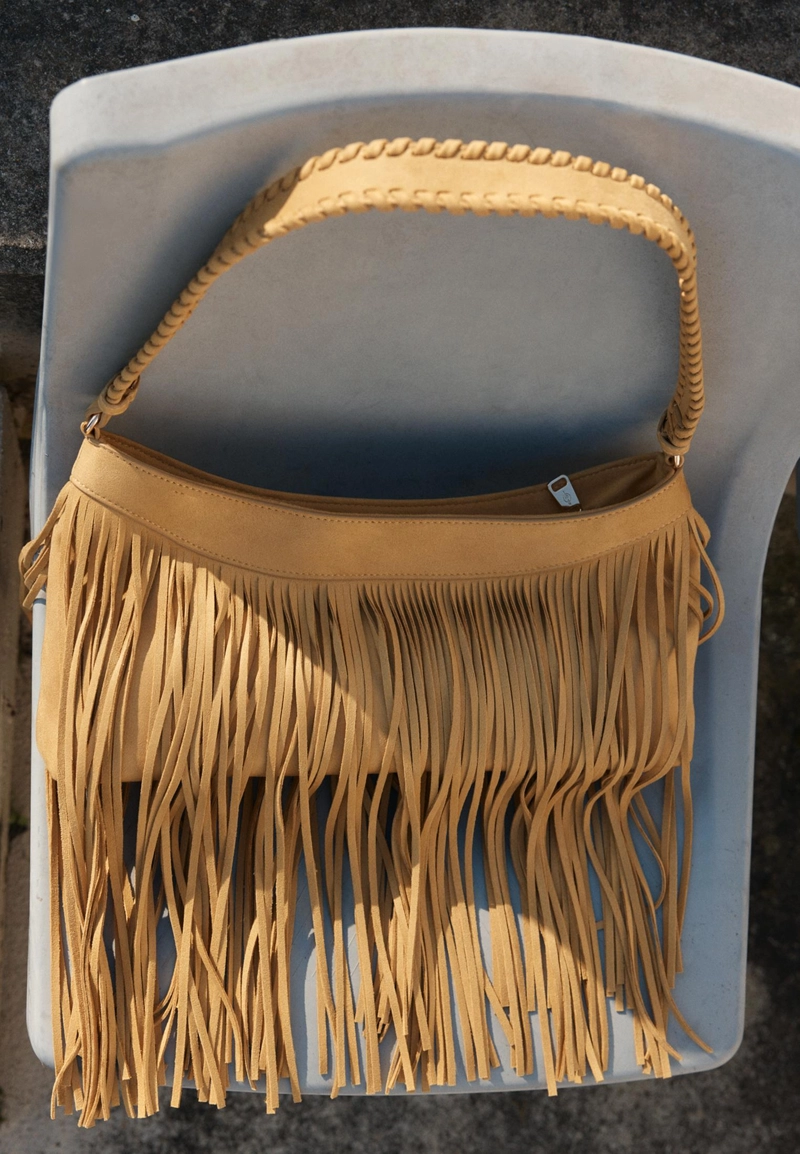 Удлиненная сумка с бахромой