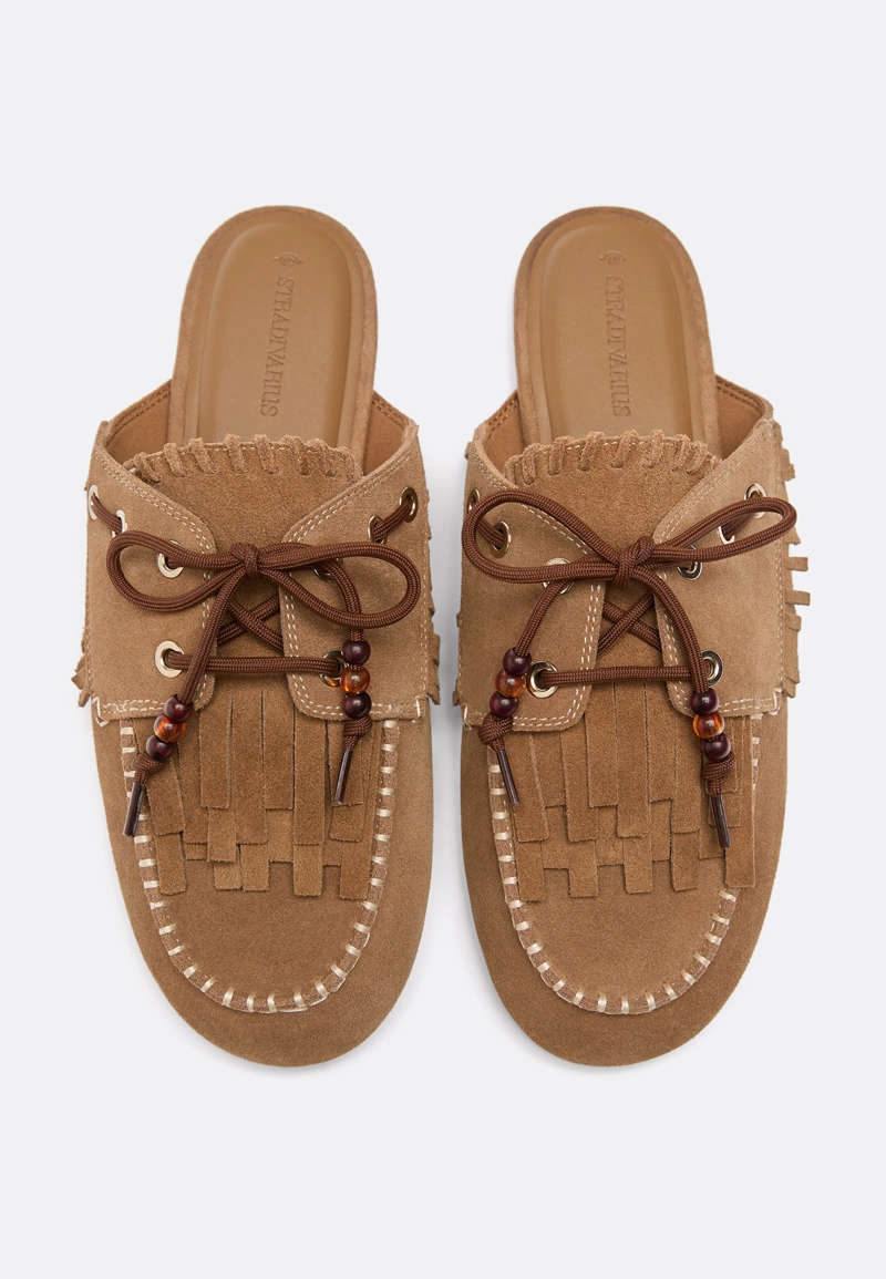 Кожаные лоферы без задников с подвесками