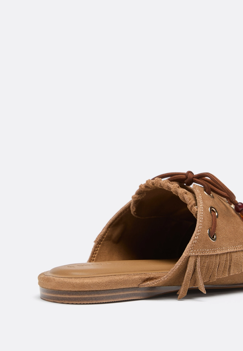 Кожаные лоферы без задников с подвесками