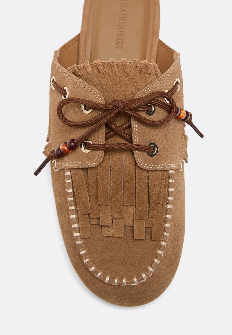 Кожаные лоферы без задников с подвесками