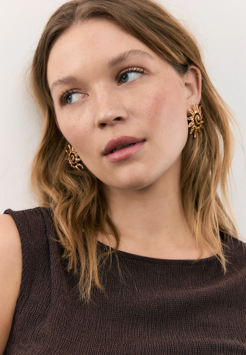 Маленькие серьги-солнце со стразами