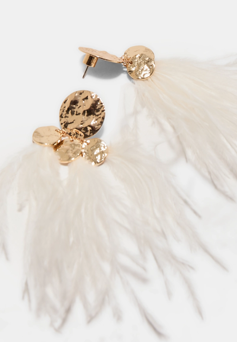 Длинные серьги с текстурированными элементами и перьями