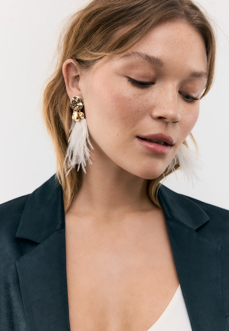 Длинные серьги с текстурированными элементами и перьями
