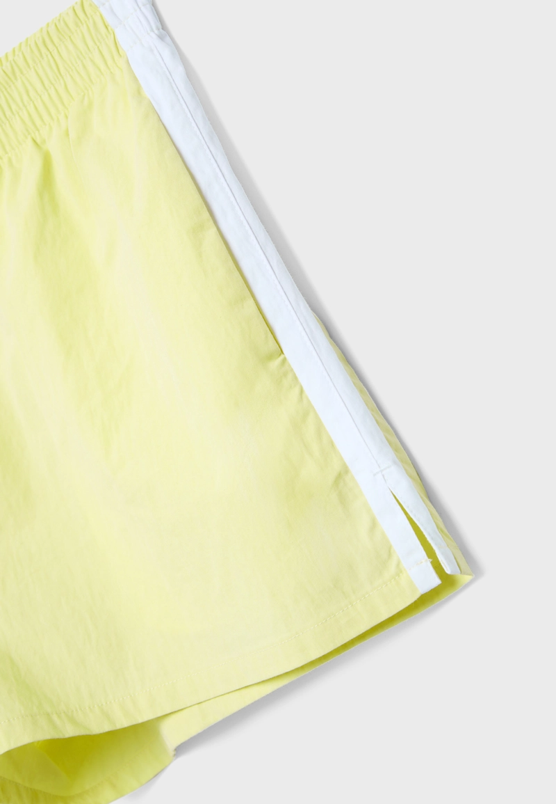 Высокотехнологичные шорты с лампасами