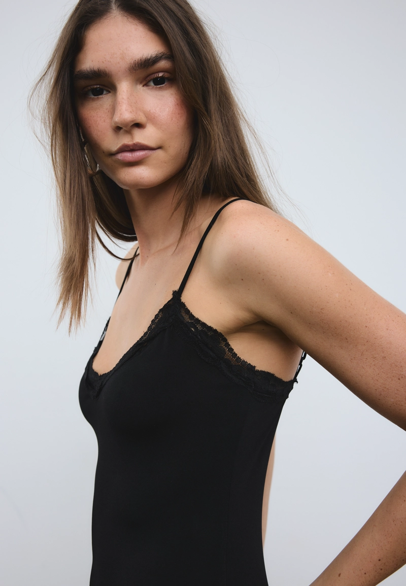 Длинное вязаное платье на бретелях с кружевом