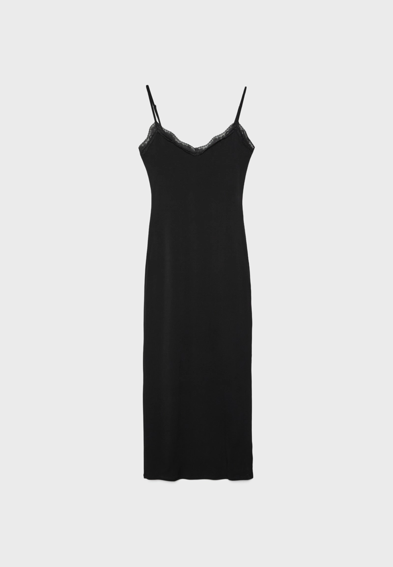 Длинное вязаное платье на бретелях с кружевом