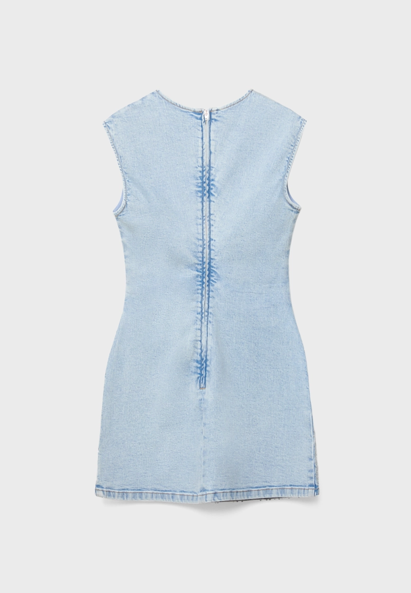 Короткое джинсовое платье с блестящей отделкой