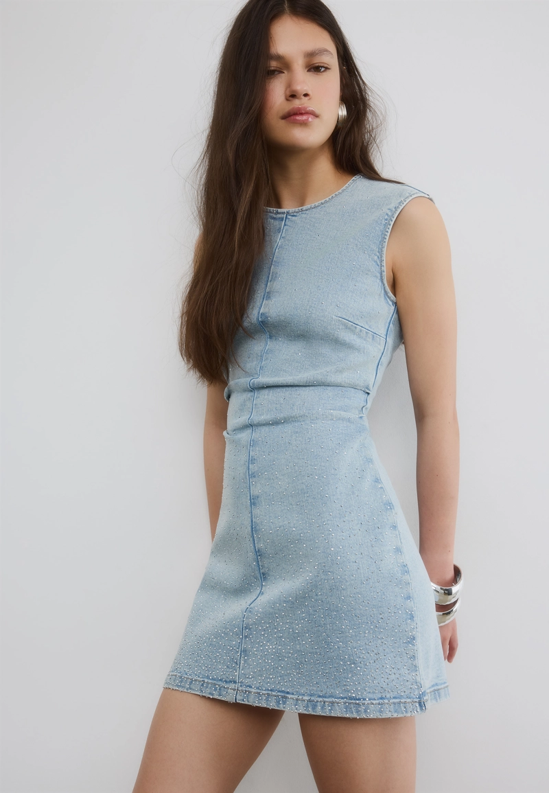 Короткое джинсовое платье с блестящей отделкой