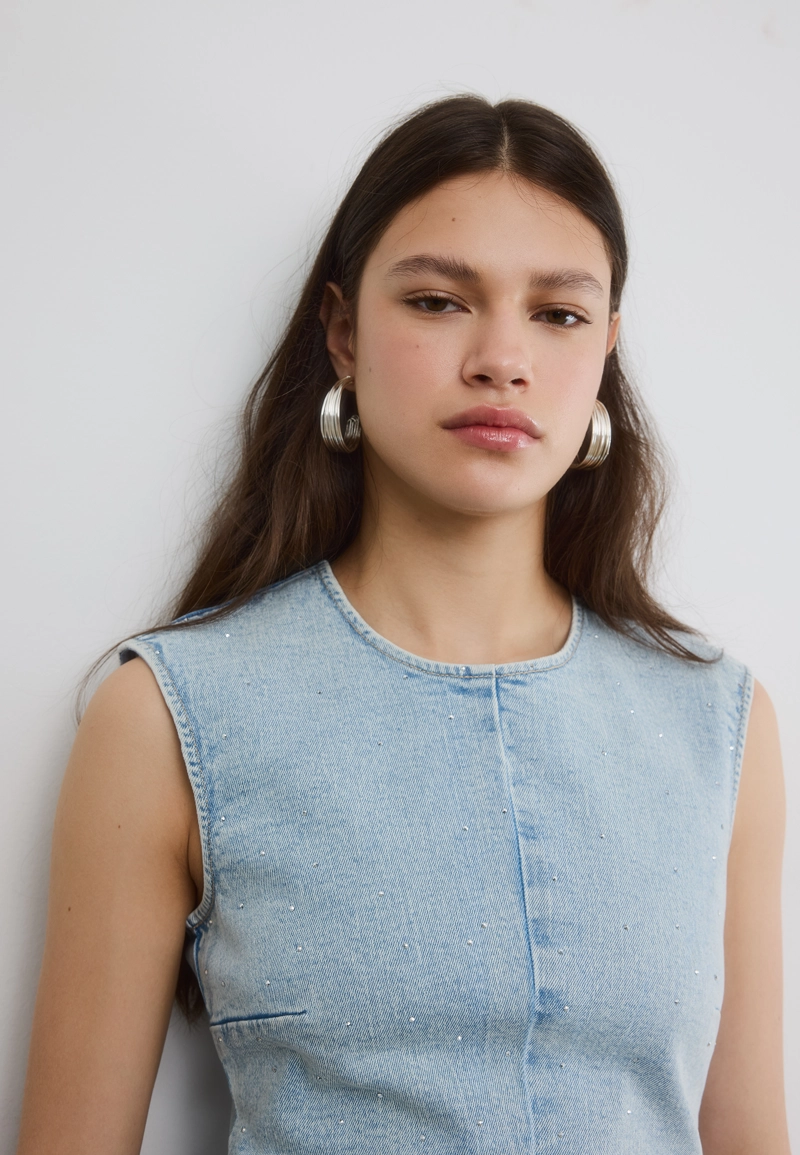 Короткое джинсовое платье с блестящей отделкой