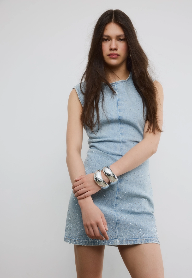 Короткое джинсовое платье с блестящей отделкой