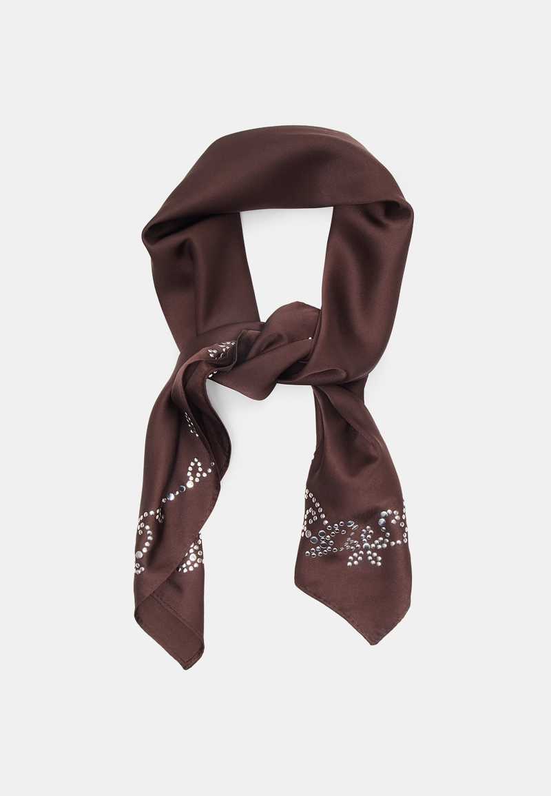 Платок с декоративными элементами