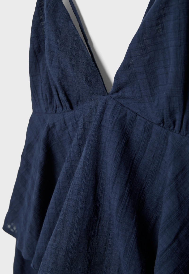 Короткое платье на бретельках с воланом