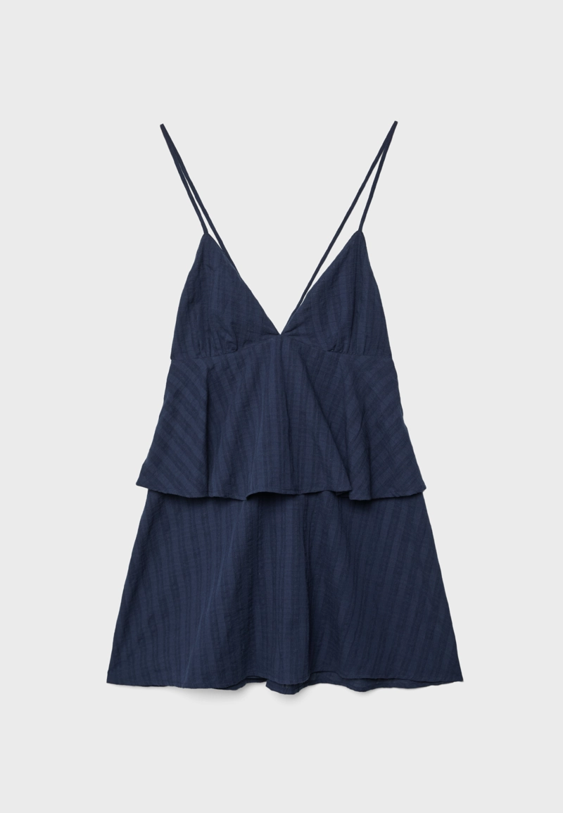 Короткое платье на бретельках с воланом