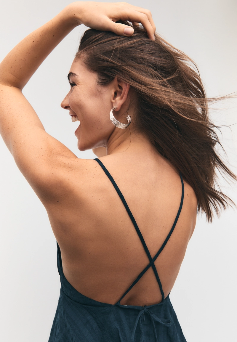 Короткое платье на бретельках с воланом