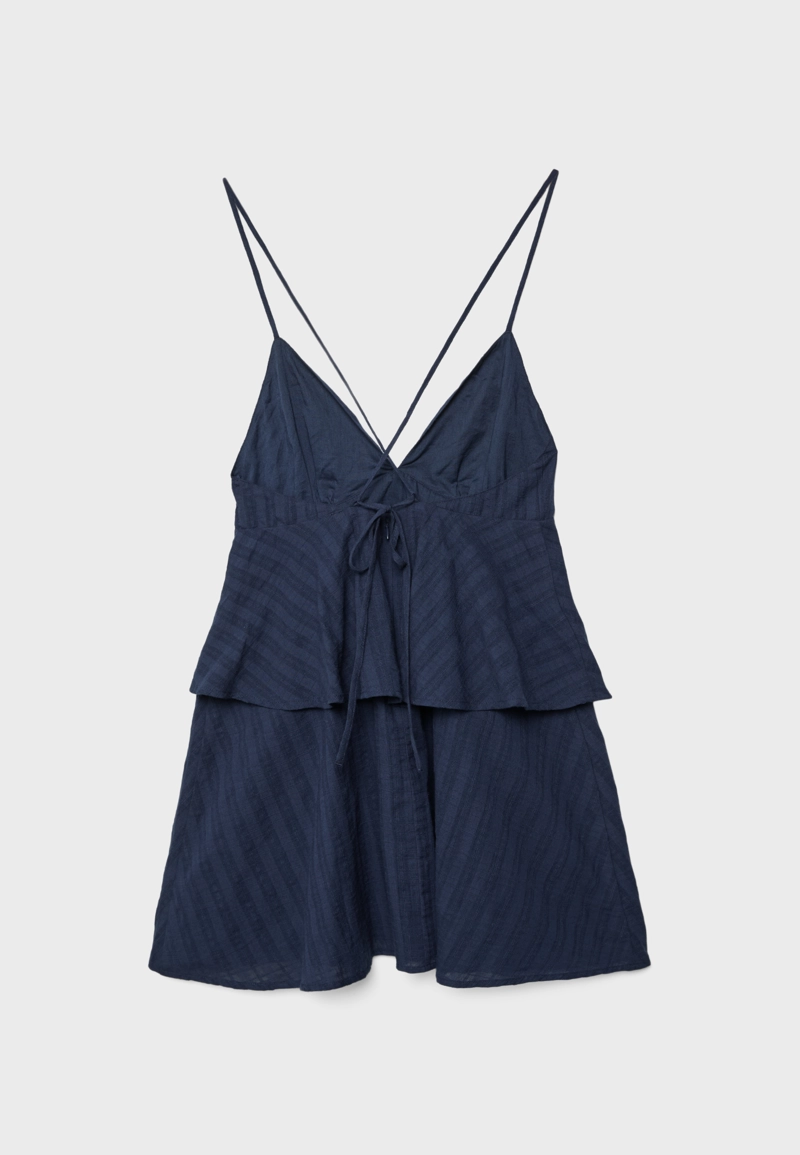 Короткое платье на бретельках с воланом