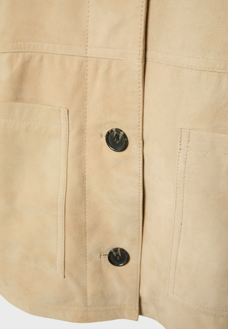 Кожаная куртка с карманами