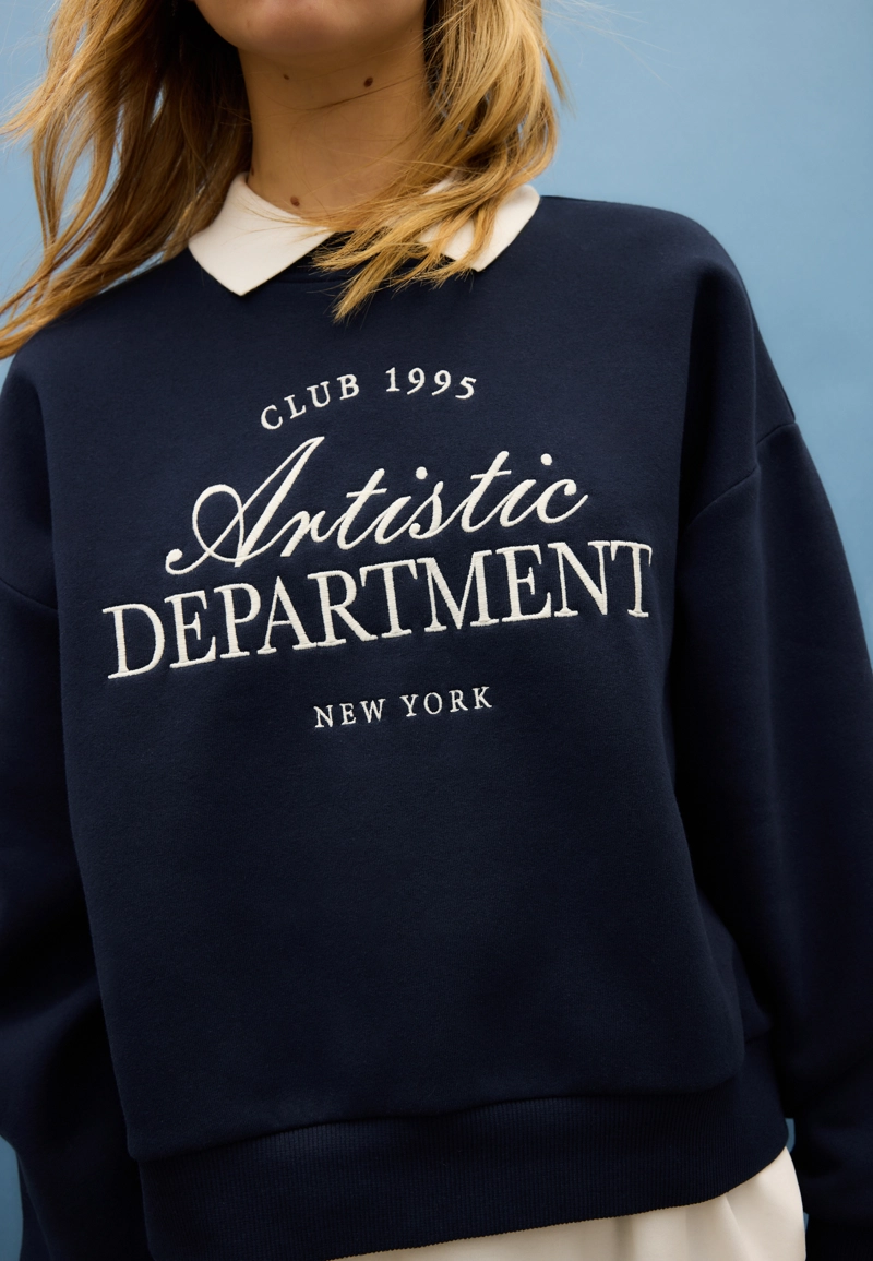 Вышитая толстовка с воротником поло