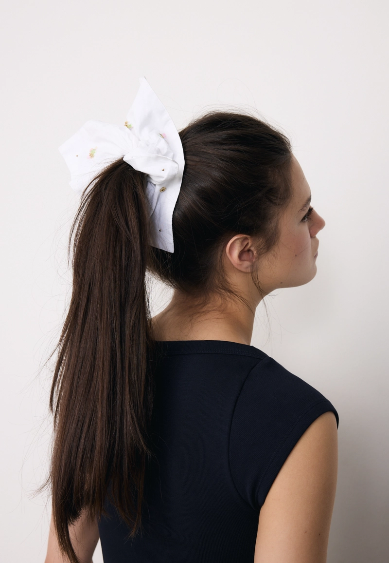 Набор из 2 резинок для волос с вышивкой