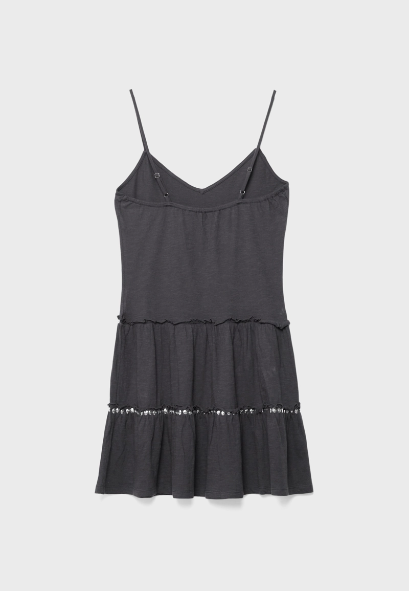 Платье с воланами и заклепками