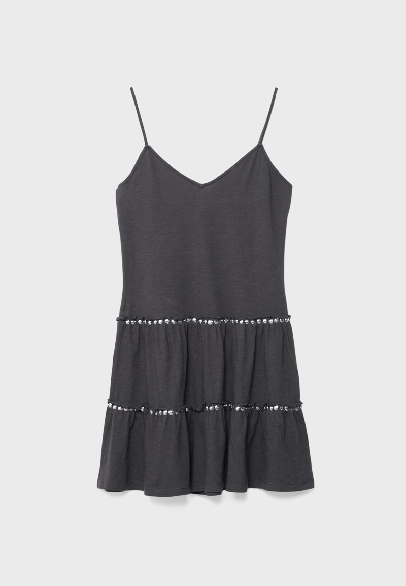 Платье с воланами и заклепками