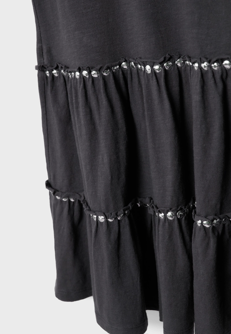 Платье с воланами и заклепками