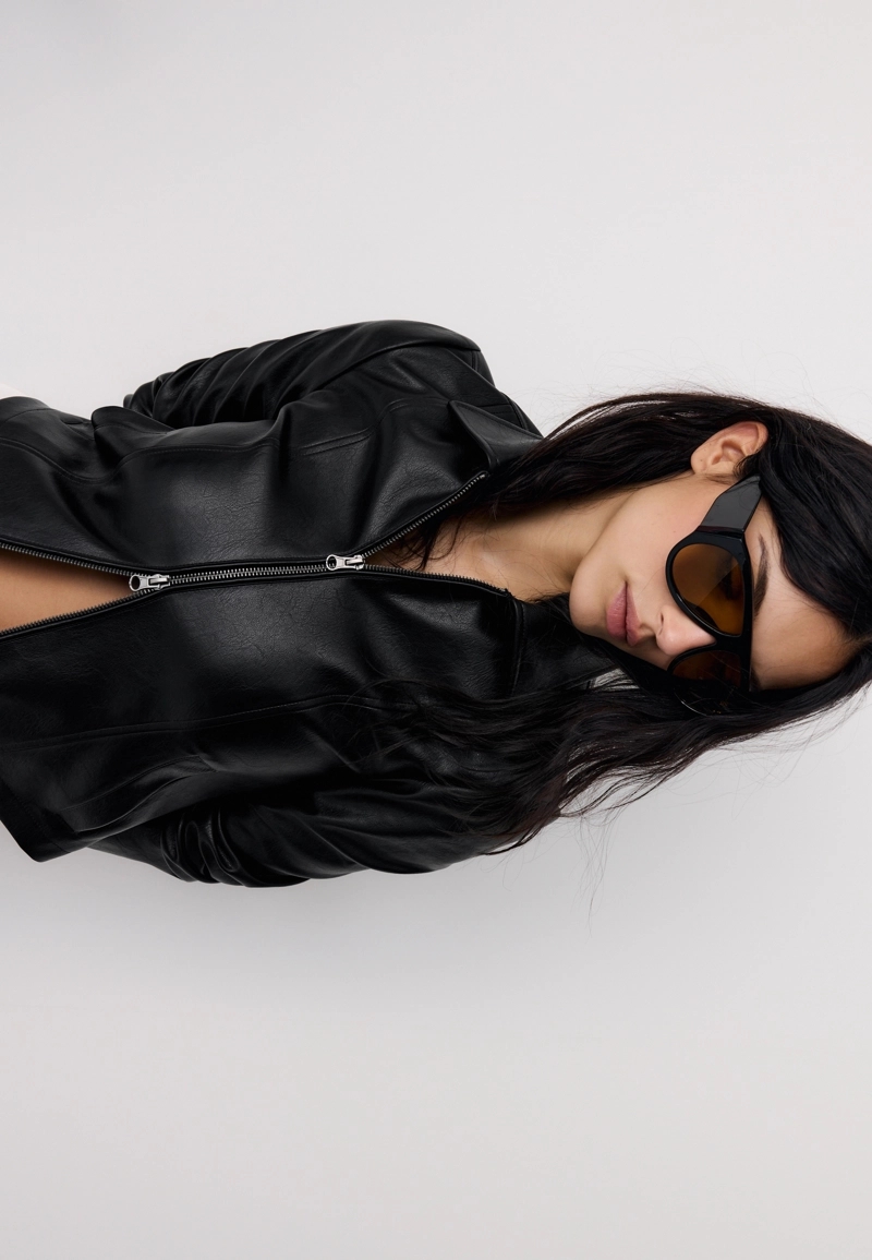 Приталенная куртка из искусственной кожи