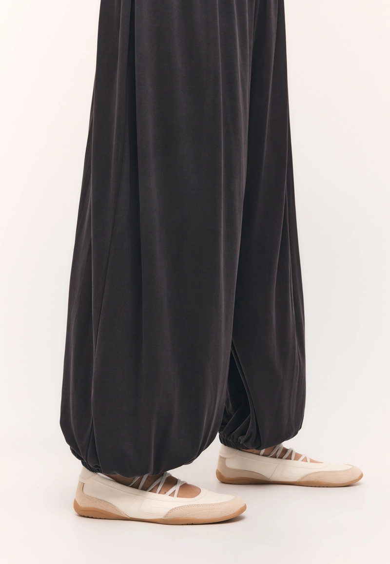 Брюки-баллон из мягкой струящейся ткани