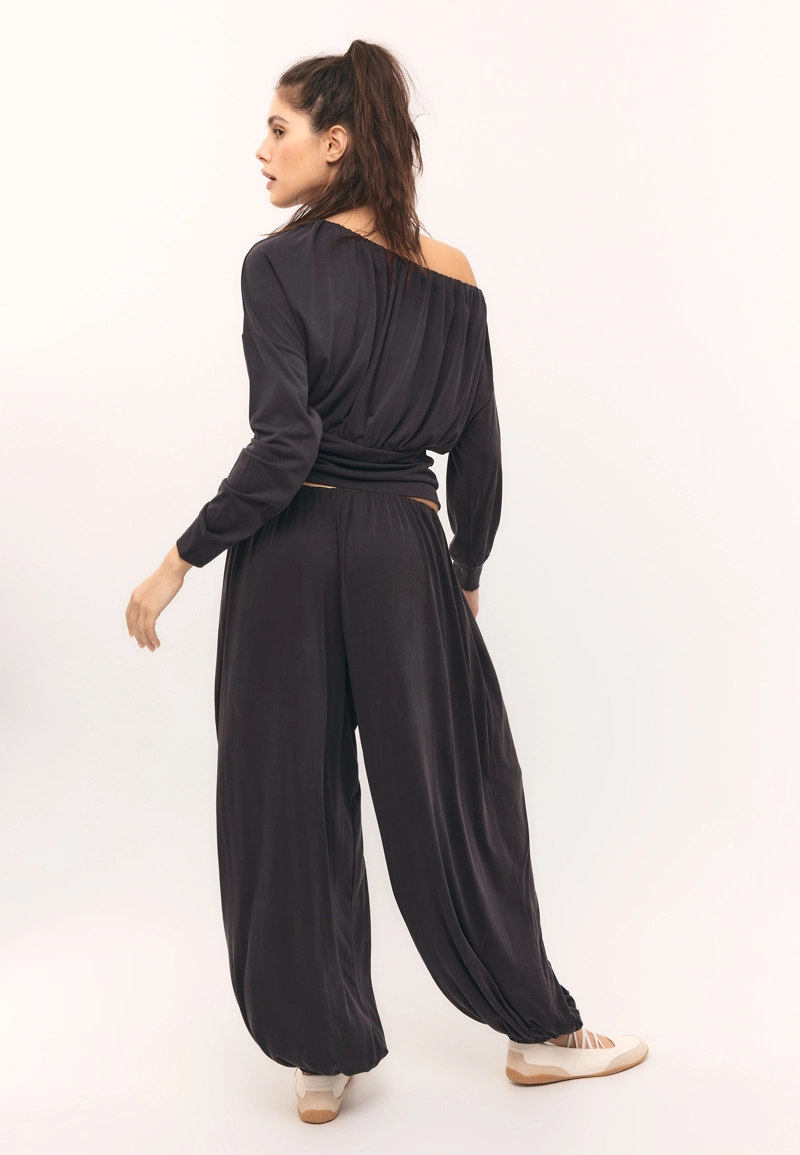 Брюки-баллон из мягкой струящейся ткани