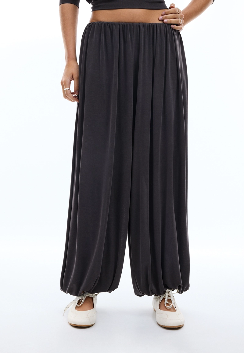 Брюки-баллон из мягкой струящейся ткани