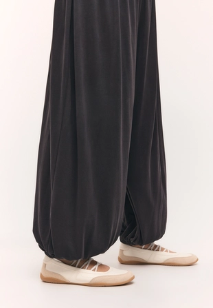 Брюки-баллон из мягкой струящейся ткани- Заказать в России