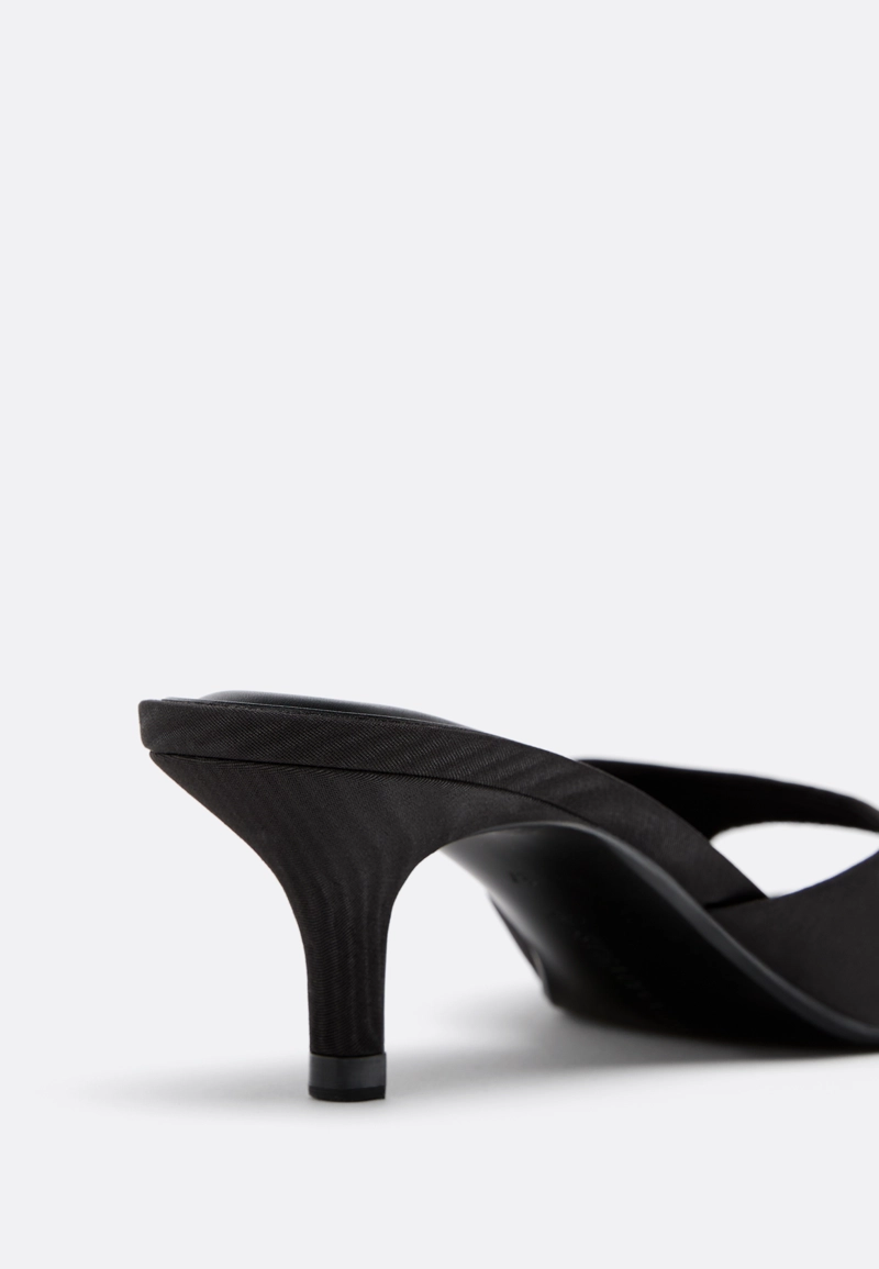 Босоножки-шлепанцы на каблуке