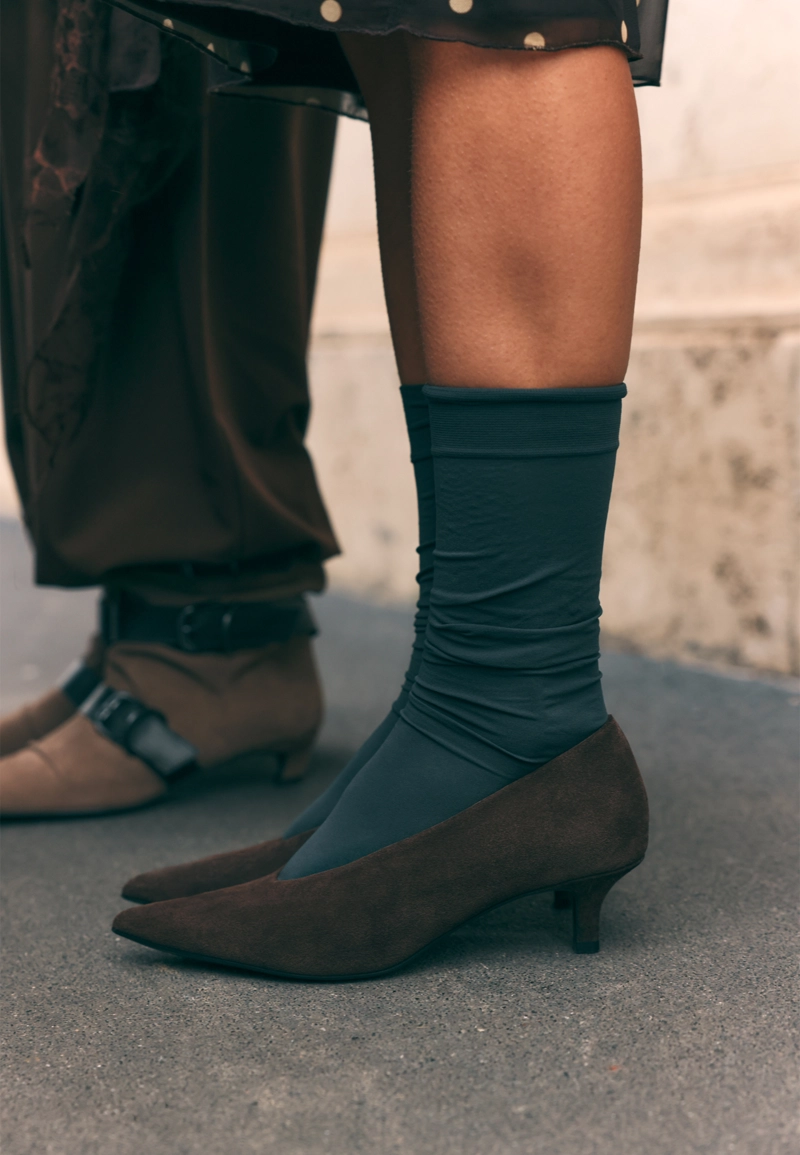 Закрытые кожаные туфли на каблуке